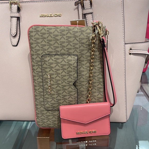 MICHAEL KORS JET SET ITEM LG 2 in 1 CARD CASE & WRISTLET
Tea Rose 
NWT - Picture 16 of 16